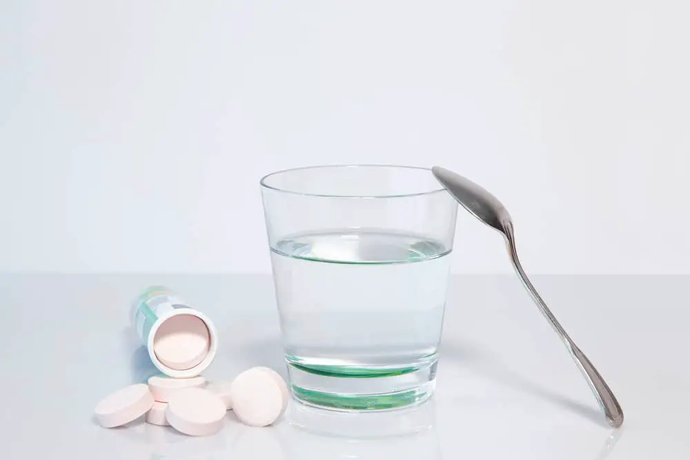 efflorescent tablets and a glass of water